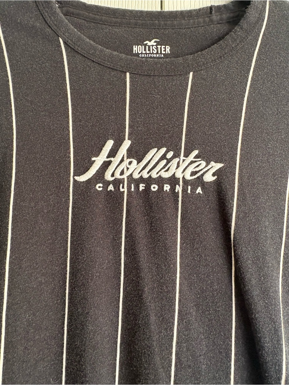 Hollister Black Pinstripe Tee with White Logo - Men's - Picture 5 of 11